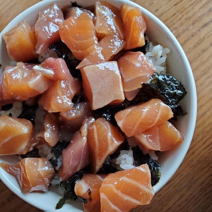 サーモンとマグロの漬け丼